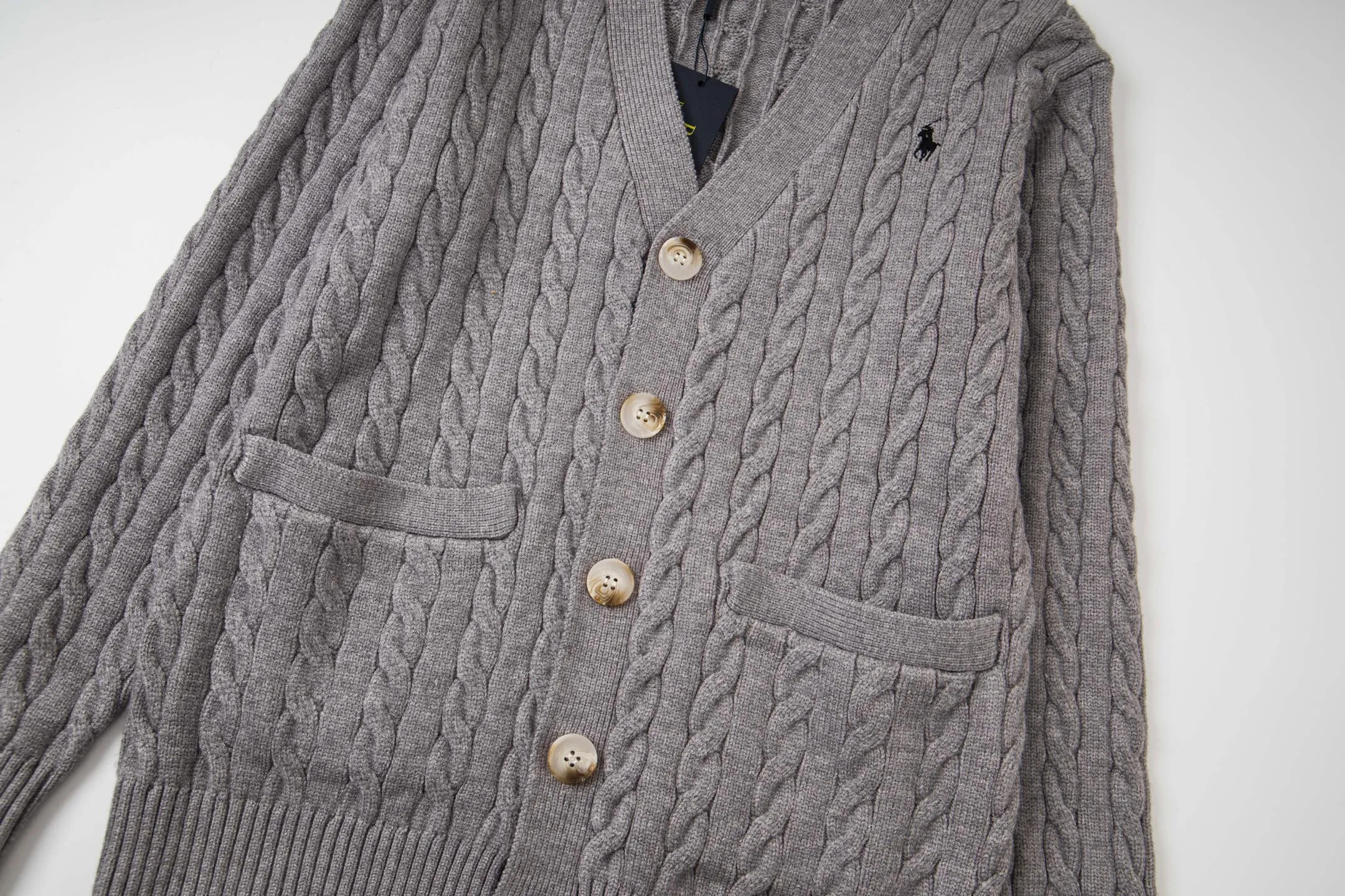 P210 model number: Y198 Ralph Lauren men's cardigan jacket men's hemp flower cardigan. The version is really good-looking. It can be worn alone or as a jacket to be worn inside or outside. The upper body shows personal fashion charm. Four colors are available. Same style for men and women. A must-see item for new summer products. Hang tag. Hanging beads. Washable packaging bag. Full set of accessories. Very good appearance. Super exquisite workmanship. Size: S-XL